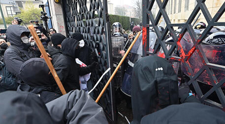 Studenti assaltano la sede dell'unione industriale presidiata dalle forze dell'ordine,Torino, 18 febbraio 2022. ANSA/ALESSANDRO DI MARCO © ANSA