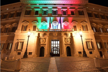 Il tricolore illumina la facciata di Palazzo Montecitorio per celebrare il giuramento del Presidente della Repubblica e il suo insediamento al Quirinale, 2 febbraio 2022. Luci accese dalle 18 all'1 nelle serate del 2 e del 3 febbraio. ANSA/TWITTER © ANSA