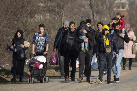 Migranti alle frontiere europee © EPA