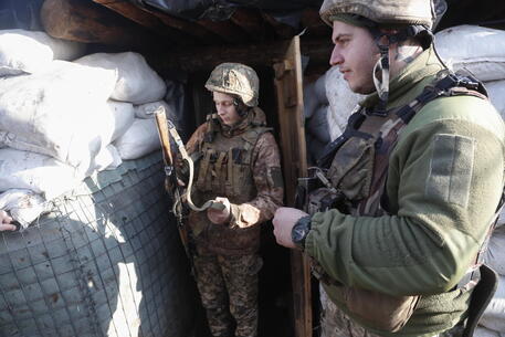 I militari ucraini non lontano dalla città di Lugansk © EPA