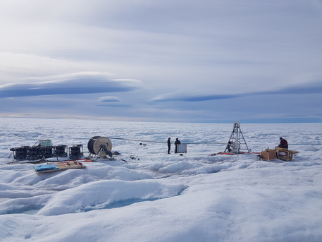I ricercatori scavano pozzi per la misurazione della temperatura, Groenlandia (Fonte: Poul Christoffersen) © Ansa