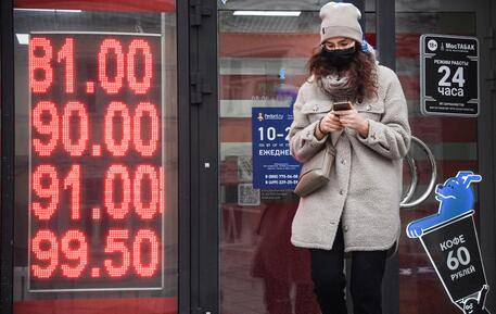 Un ufficio di cambio valuta nel centro di Mosca © AFP