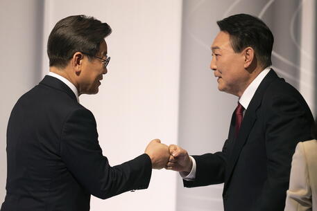 Presidential candidates' TV debate in Seoul © EPA