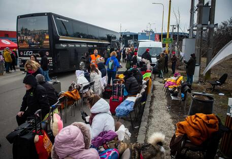 Ucraina: Airbnb, alloggi temporanei per 100 mila rifugiati © AFP
