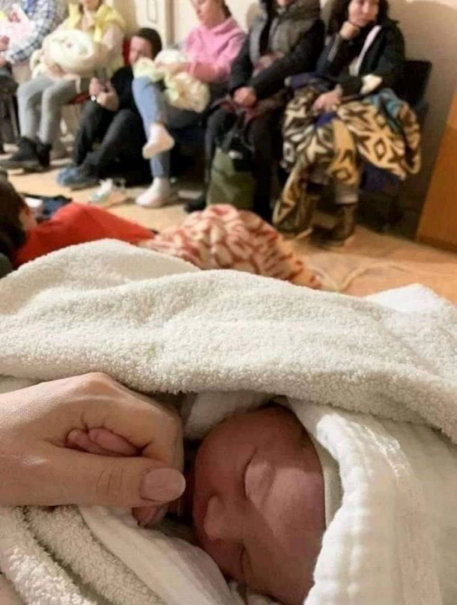 La foto della bimba nata in metro a Kiev diffusa su twitter dal Ministero della difesa ucraino © Ansa