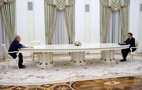 La sala dove ha avuto luogo l'incontro tra Putin e Macron al Cremlino e il lungo tavolo che li separava © EPA