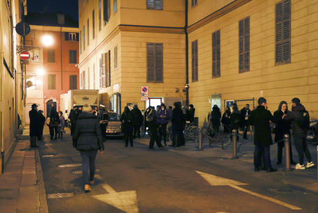 Gente fuori il teatro Pavarotti-Freni dove era in programma un concerto, Modena © ANSA