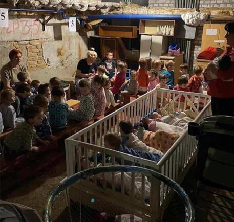 Orfani in un rifugio sotterraneo di Kiev © ANSA