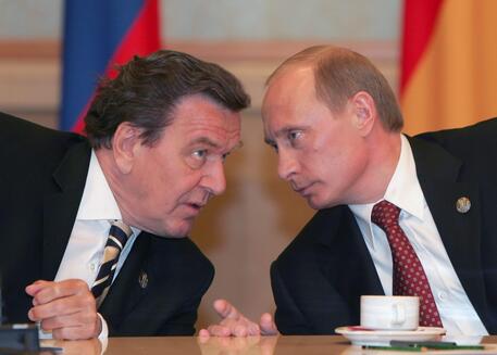 Gerard Schroeder (s) e Vladimir Putin a Mosca © ANSA