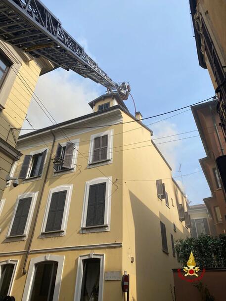 Incendio in via della Spiga a Milano, un ferito grave © ANSA