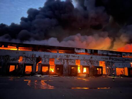 Ucraina: fiamme in magazzino di prodotti congelati dopo i bombardamenti © ANSA