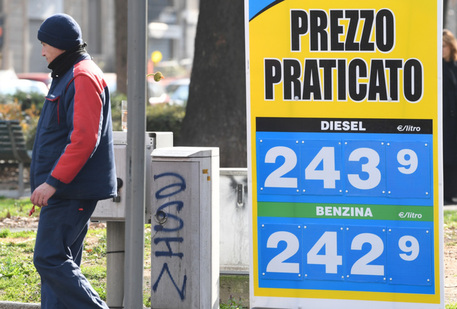 Un cartello dei prezzo del carburante praticato in un distributore di Milano, 10 marzo 2021 © ANSA