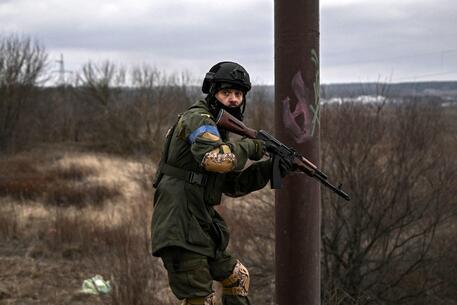 Ucraina: fuga da Irpin, i feriti portati via dalle macerie © AFP