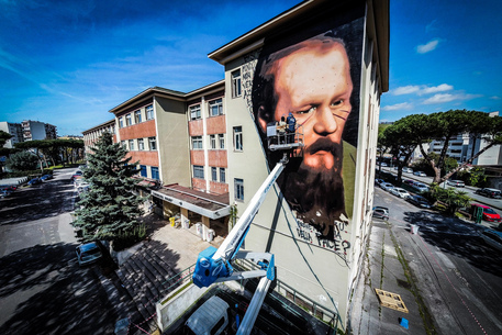Il grande murales con il volto di Fedor Dostoevskij a Napoli © ANSA
