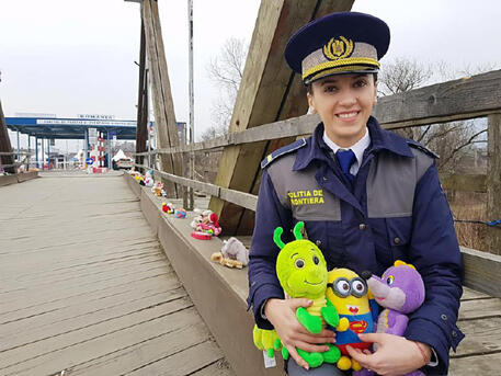 Il ponte di peluche che accoglie i bimbi in Romania © ANSA