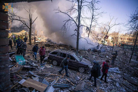 Edifici distrutti dagli attacchi a Kiev © ANSA