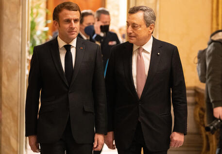 Mario Draghi con Emmanuel Macron in una foto d'archivio © ANSA