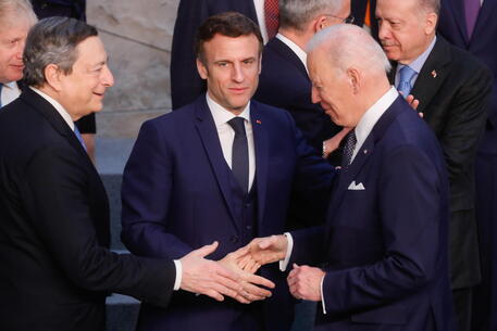 Mario Draghi, Joe Biden ed Emmanuel Macron in una recente immagine © EPA