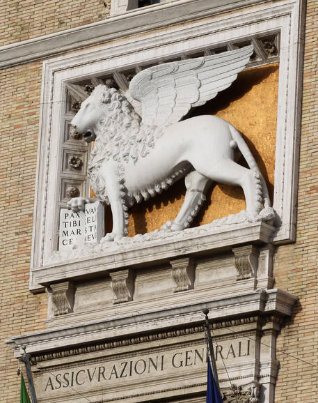 Un dettaglio del portone d'ingresso del Palazzo delle Assicurazioni Generali a Roma © ANSA