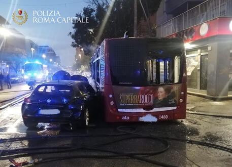 A Roma incidente tra bus e auto provoca incendio © ANSA