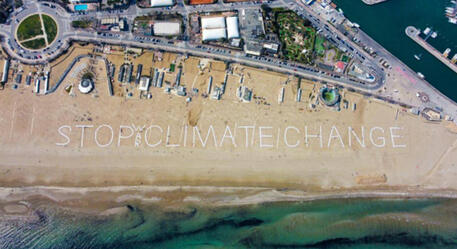 Mega scritta in spiaggia a Rimini, 'stop climate change' © ANSA