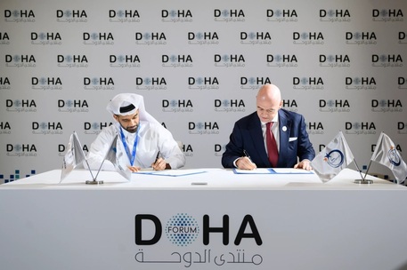La firma dell'accordo tra Fifa e associazioni del Qatar per iniziative calcistiche nelle scuole del Paese in vista dei Mondiali di calcio © ANSA
