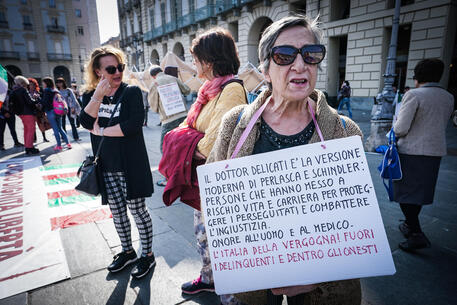Manifestazione no pass a Torino dopo l'arresto del medico no vax © ANSA