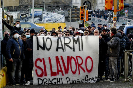 Patto Napoli:striscione disoccupati davanti Maschio Angioino © ANSA