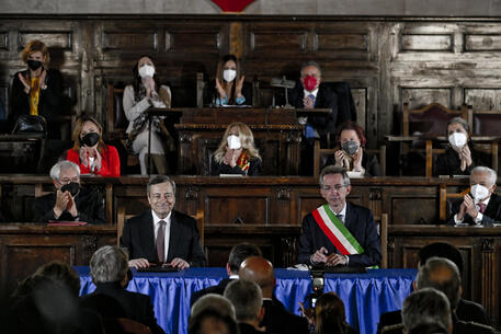 Il presidente del Consiglio, Mario Draghi, e il sindaco di Napoli, Gaetano Manfredi © ANSA