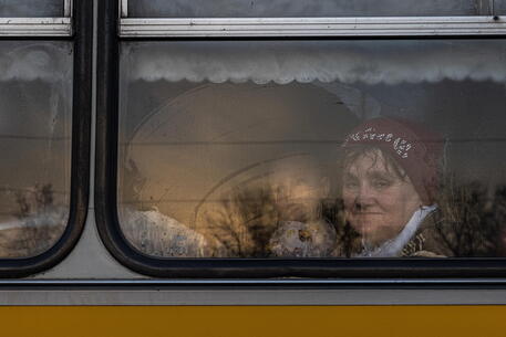 Civili lasciano Mariupol © EPA