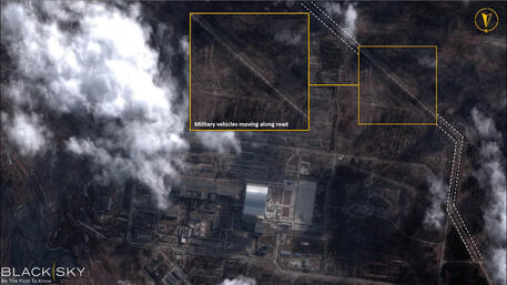 Una immagine satellitare mostra 100 veicoli militari a Chernobyl, 130 Km a nord di Kiev in Ucraina, 27 febbraio 2022. I video mostrano carri armati russi. TWITTER BLACKSKY © ANSA