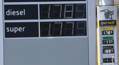 L'aumento medio del prezzo della benzina è di un centesimo (foto d'archivio) © ANSA