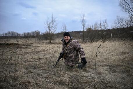 Un militare ucraino - Foto ARIS MESSINIS / AFP) © Ansa