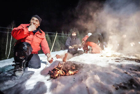 Famiglie ucraine in fuga dalla guerra cenano vicino a un falo' sulla neve a Vatra Dornei © ANSA