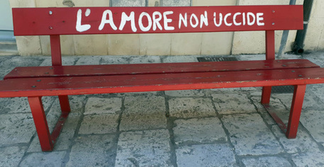 Una panchina rossa che si trova a Scicli © ANSA