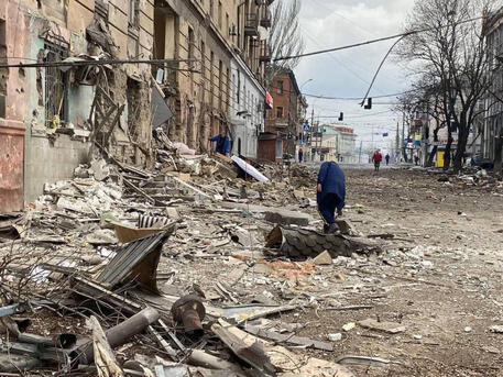 Quartieri residenziali di Mariupol devastati dai bombardamenti russi © ANSA