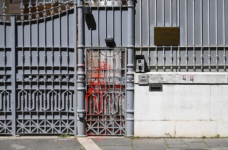 Il cancello dell'ambasciata imbrattato di vernice © ANSA