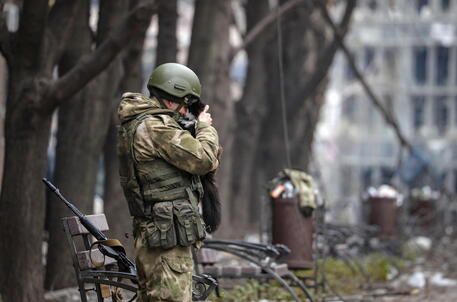 Militari nelle strade di Mariupol © EPA