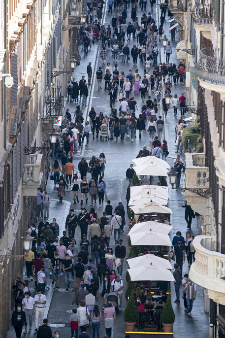 Gente in via Condotti a Roma © ANSA 