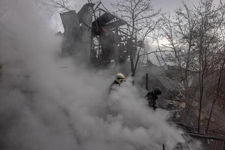Vigili del fuoco al lavoro a Kharkiv © EPA