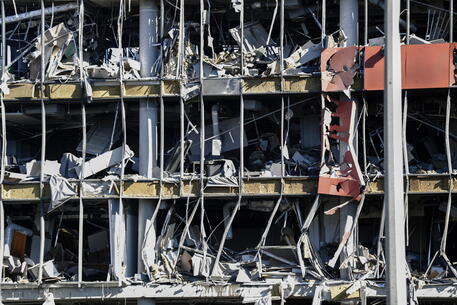 Centro commerciale bombardato a Kiev © EPA