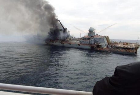 Un post tratto dal profilo Twitter OSIN mostra l'ammiraglia della flotta russa nel mar Nero © Ansa
