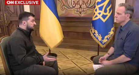 Un fermo immagine tratto da un video della TV CNN durante l'intervista esclusiva al presidente ucraino Volodymyr Zelensky. ANSA/CNN © ANSA