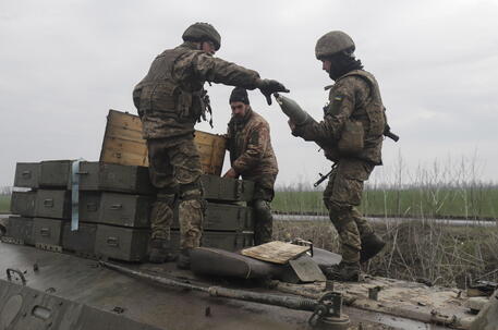 Soldati ucraini nel Donbass © EPA