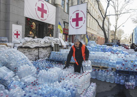 Volontari distribuiscono acqua a Mykolaiv © EPA