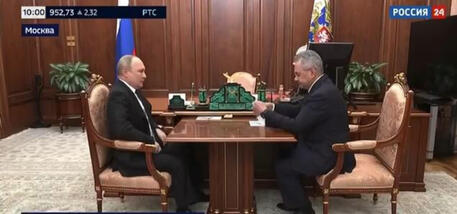 Frame tratto da un video che mostra un momento dell'incontro tra il presidente Vladimir Putin con il ministro della Difesa russo, Sergej Shoigu © ANSA
