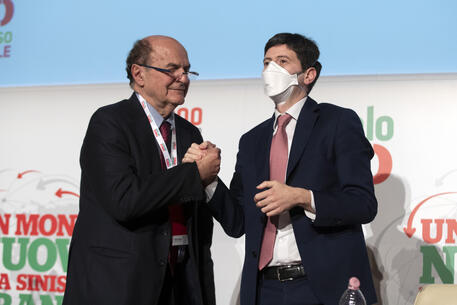 Il segretario di Articolo Uno, Roberto Speranza, con Pier Luigi Bersani (S) © ANSA