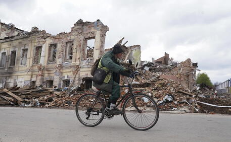 Un edificio distrutto dai bombardamenti a Kharkiv © EPA