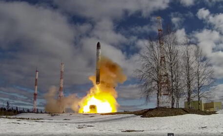 Il missile Sarmat in un frame tratto da un video del ministero della Difesa russo © EPA