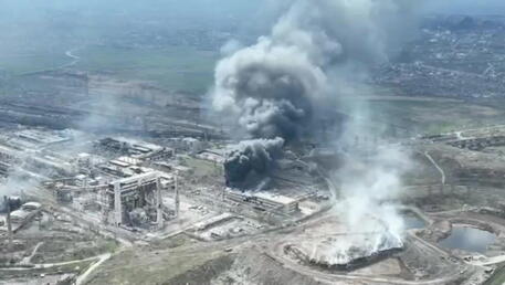 un frame dei bombardamenti dei giorni scorsi ad Azovstal © EPA